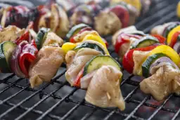 Ile kalorii ma szaszłyk z grilla? Sprawdź lżejsze wersje