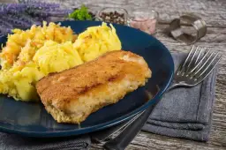 Jak przyrządzić rybę na patelni, aby była soczysta i chrupiąca