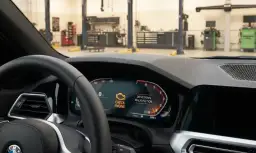 Na desce rozdzielczej BMW świeci się kontrolka "CHECK ENGINE" i komunikat "DRIVETRAIN MALFUNCTION".
