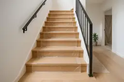 Jak zabezpieczyć schody drewniane przed remontem, aby uniknąć uszkodzeń