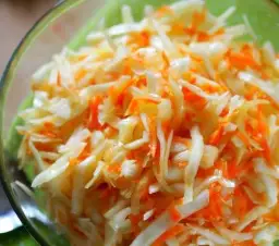 Surówka jak u Chińczyka z czosnkiem – prosty przepis na smakowitość