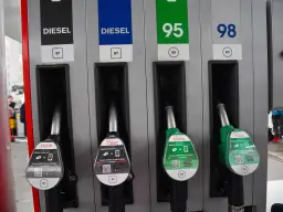 Ile kosztuje alkomat na stacji? Porównanie cen Orlen, BP, Circle K
