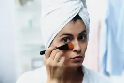 Jak skrócić nos makijażem: 5 skutecznych technik konturowania