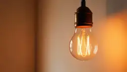 Ciepłe światło żarówki Edisona, idealnej jako jaka żarówka do lampki nocnej, tworzy przytulną atmosferę.