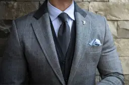 Jak dobrać krawat do grafitowego garnituru - najlepsze kolory i wzory