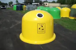 Żółty pojemnik: Co wrzucać? Segreguj plastik i metal bez błędów!