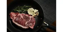 Jak zrobić stek na patelni: unikaj tych błędów i ciesz się smakiem