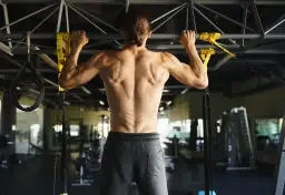 Jak ćwiczyć plecy efektywnie: najlepsze techniki i ćwiczenia dla każdego