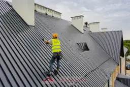 Renowacja dachu z blachy: Jaka farba i jak malować krok po kroku?