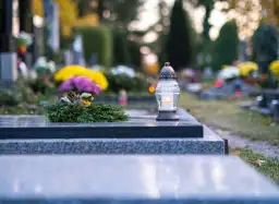 Jak zabezpieczyć kwiaty na cmentarzu przed kradzieżą i uniknąć straty