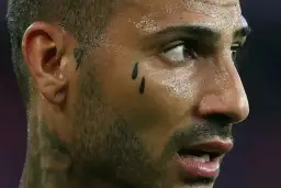 Co oznacza tatuaż łzy pod okiem? Zaskakujące znaczenia i symbole