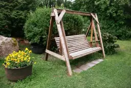 Jakie drewno na huśtawkę? Wybierz trwałość i bezpieczeństwo na lata