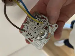 Jak podłączyć światło na klatce schodowej - uniknij najczęstszych błędów