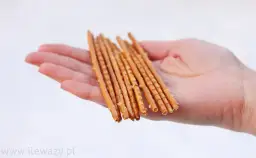 Czy paluszki solone tuczą? Prześwietlamy skład i kalorie