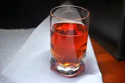 Jak sklarować nalewkę: skuteczne metody na usunięcie osadu