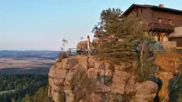 Noclegi w Górach Stołowych: Gdzie spać, by odkryć ich piękno?