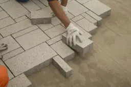 Jak ułożyć kostkę brukową na podjeździe bez błędów i oszczędności