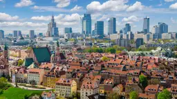 Widok na warszawską Starówkę i nowoczesne wieżowce, symbolizujące połączenie historii z rozwojem jednych z największych polskich miast.
