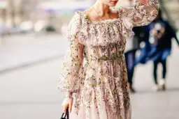 Delikatna, kwiecista sukienka to idealna propozycja, jak ubrać się na ślub cywilny jako gość. Lekkość i subtelność kreacji podkreślają romantyczny charakter uroczystości.