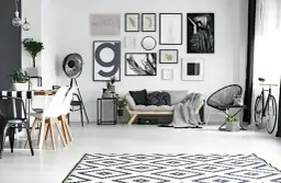 Czarne meble w salonie – jak dodatki mogą odmienić wnętrze