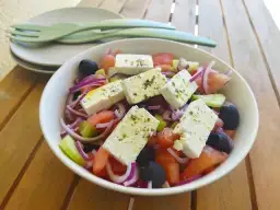 Jaka sałata do sałatki greckiej sprawdzi się najlepiej? Sprawdź najlepsze rodzaje!