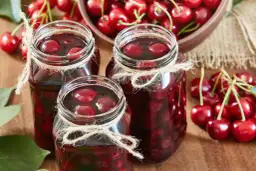 Kompot z wiśni mrożonych: jak zrobić pyszny napój na upalne dni?