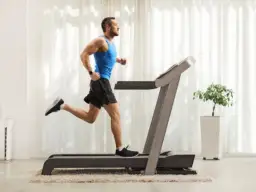 Jak robić cardio na bieżni, aby szybko poprawić kondycję i spalić tłuszcz