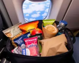 Czy można przewozić jedzenie w bagażu podręcznym Ryanair? Oto zasady