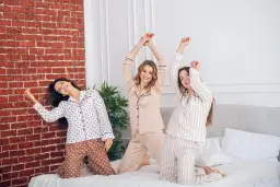 Jak wybrać nocną bieliznę damską? Przewodnik po stylach i trendach