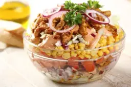 Jak się robi sałatkę z gyrosa, która zachwyci Twoich gości?