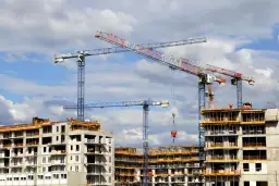 Budowa osiedla z wieloma dźwigami. Czy to zapowiedź prawdziwych powodów, dla których deweloperzy masowo wstrzymują budowy w 2026 roku?