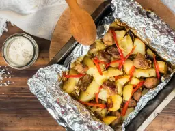 Pieczone ziemniaki z mięsem i papryczką chili w folii aluminiowej. Idealne, gdy zastanawiasz się, co zrobić szybko na obiad.