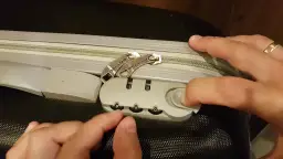 Jak zmienić kod w walizce Lasocki i zabezpieczyć swoje rzeczy