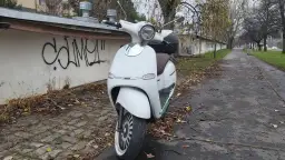 Czy motorowerem można jeździć po ścieżce rowerowej? Sprawdź przepisy!