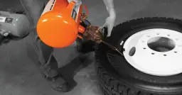 Jakie ciśnienie w oponach naczepy zapewni bezpieczeństwo i wydajność?