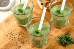 Koktajl z jarmużu, banana i jogurtu: prosty przepis na zdrowie