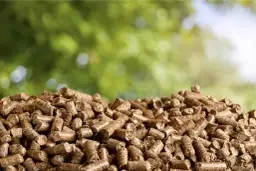 Góra pelletu drzewnego, idealna na zimę. Szukasz najtańszy pellet z dostawą? Oto rozwiązanie!