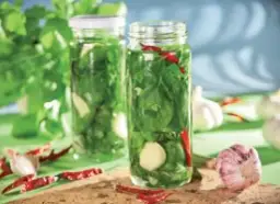 Słoiki z bazylią, czosnkiem i chili. Świetny sposób, co zrobic z lisci bazylii, by zachować ich aromat na dłużej.