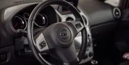 Gdzie są bezpieczniki w Astra H? Kluczowe lokalizacje i porady