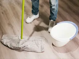 Koniec ze smugami! Jak myć panele podłogowe krok po kroku