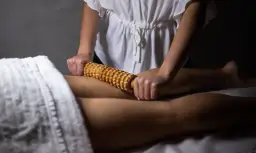 Jakie zabiegi na cellulit przy żylakach są bezpieczne i skuteczne?