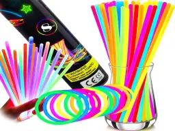 Kolorowe, świecące bransoletki i pałeczki. Czy świecące bransoletki są szkodliwe? Nie, są bezpieczne do zabawy.
