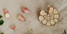 Ile czosnku granulowanego do kiełbasy? Odkryj idealne proporcje