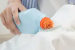 Jak zmyć silikon z ubrania - proste sposoby na skuteczne usunięcie plam