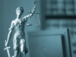 Figurka Temidy z wagą i mieczem. Zastanawiasz się, ile kosztuje apelacja w sprawie cywilnej?