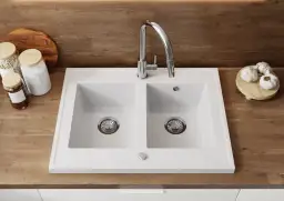 Nowoczesny zlew dwukomorowy granitowy w kuchni. Obok czosnek i przyprawy.