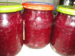 Buraczki z cebulą i jabłkiem na słoik to smak lata przez cały rok