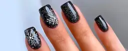 Uñas negras navideñas: Inspírate con diseños elegantes y festivos