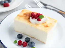 Jak zrobić, żeby sernik nie pękał? Sprawdzone sposoby na idealny wypiek