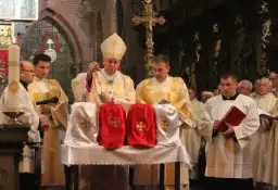 Co znajduje się na ołtarzu w kościele? Odkryj ich ukryte znaczenie